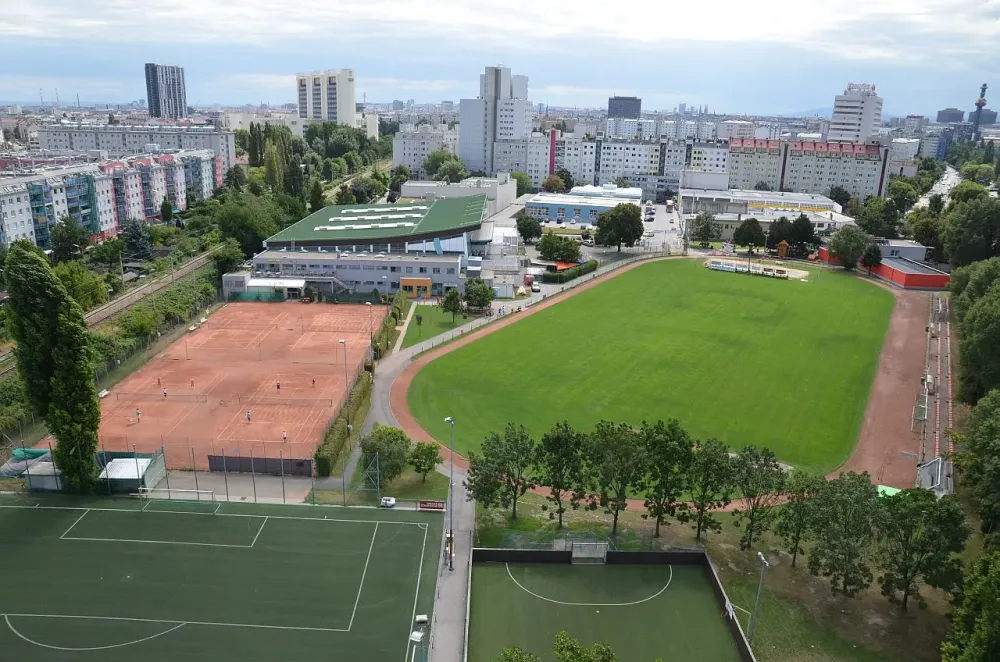 Trainer von DA Sportverein erklären einer Gruppe Kinder beim Fußballtraining in Wien die nächste Übung